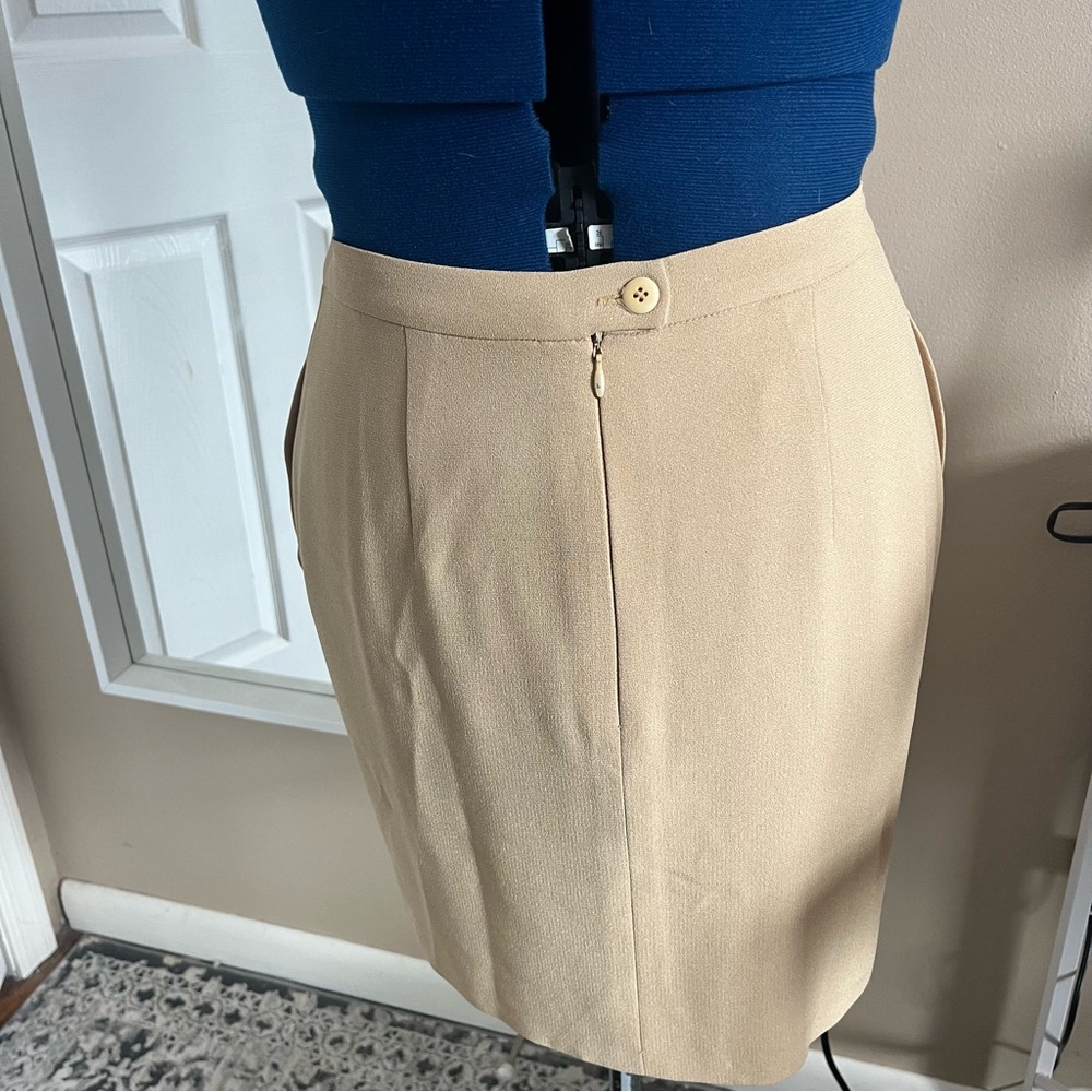 Jones New York tan skirt suit with double lapel, size 4 - Picture 7 of 9